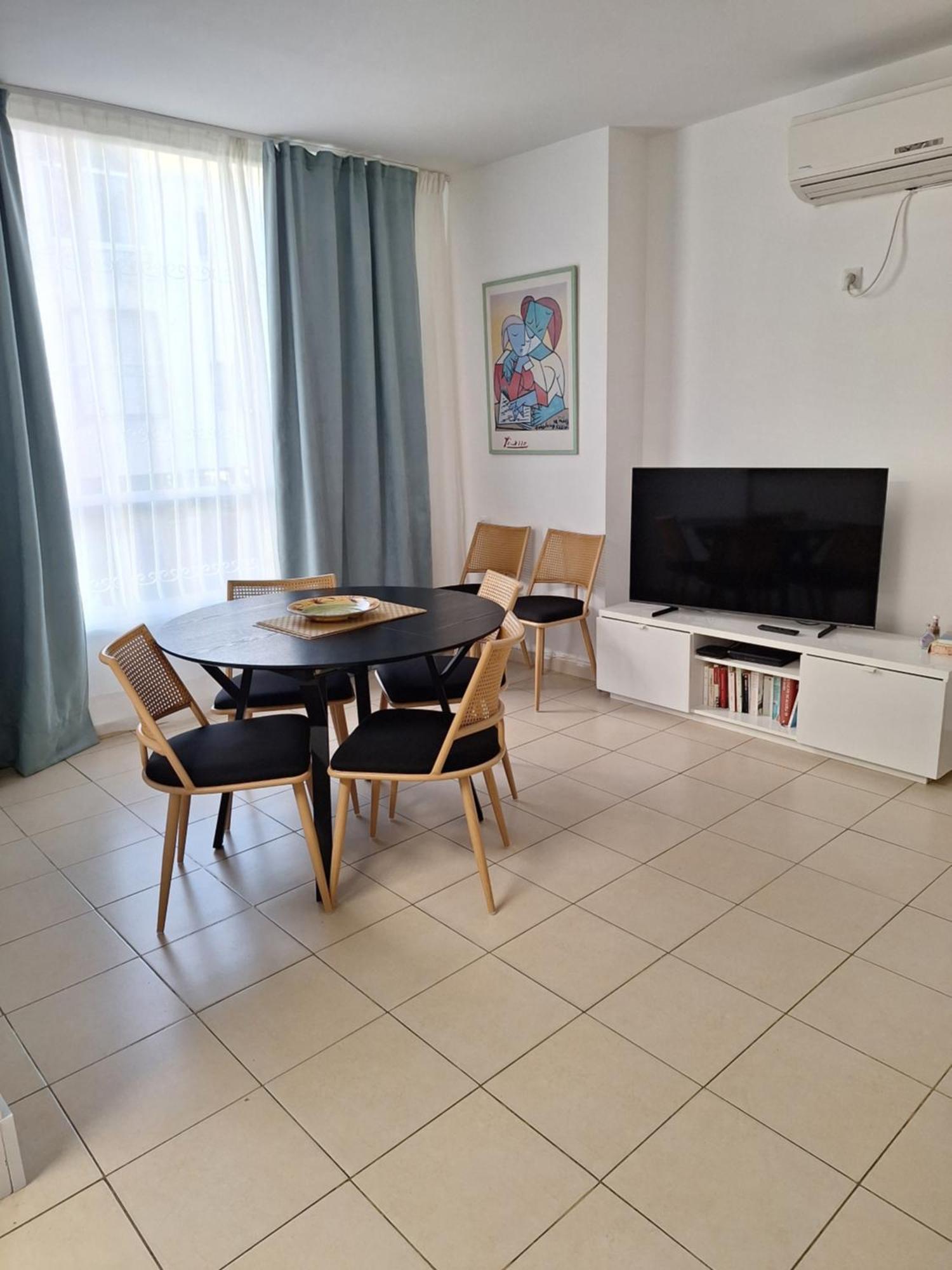 Amazing Apartment For 3 Guests Steps From The Beach เนทันยา ภายนอก รูปภาพ