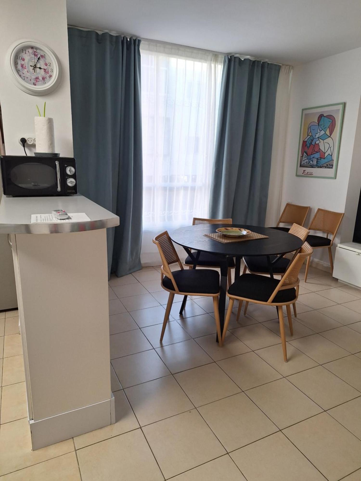 Amazing Apartment For 3 Guests Steps From The Beach เนทันยา ภายนอก รูปภาพ